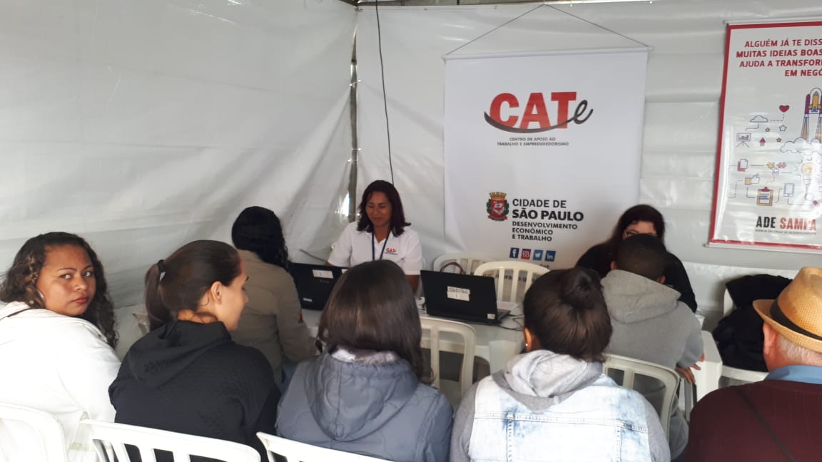 Pessoas sentadas esperando para serem atendidas pelo CATe - Centro de Apoio ao Trabalho e Empreendedorismo.